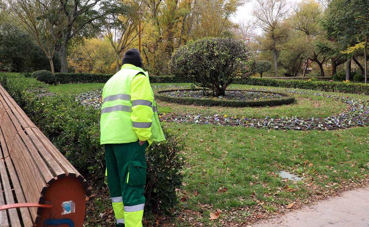 Imagen de archivo de un trabajador municipal en el Paseo de la Isla. 