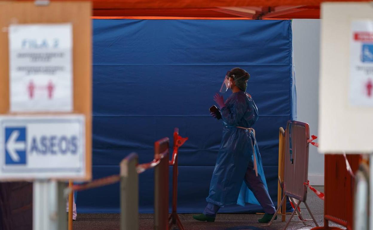 Una sanitaria en la carpa de triaje instalada en el exterior del HUBU. 