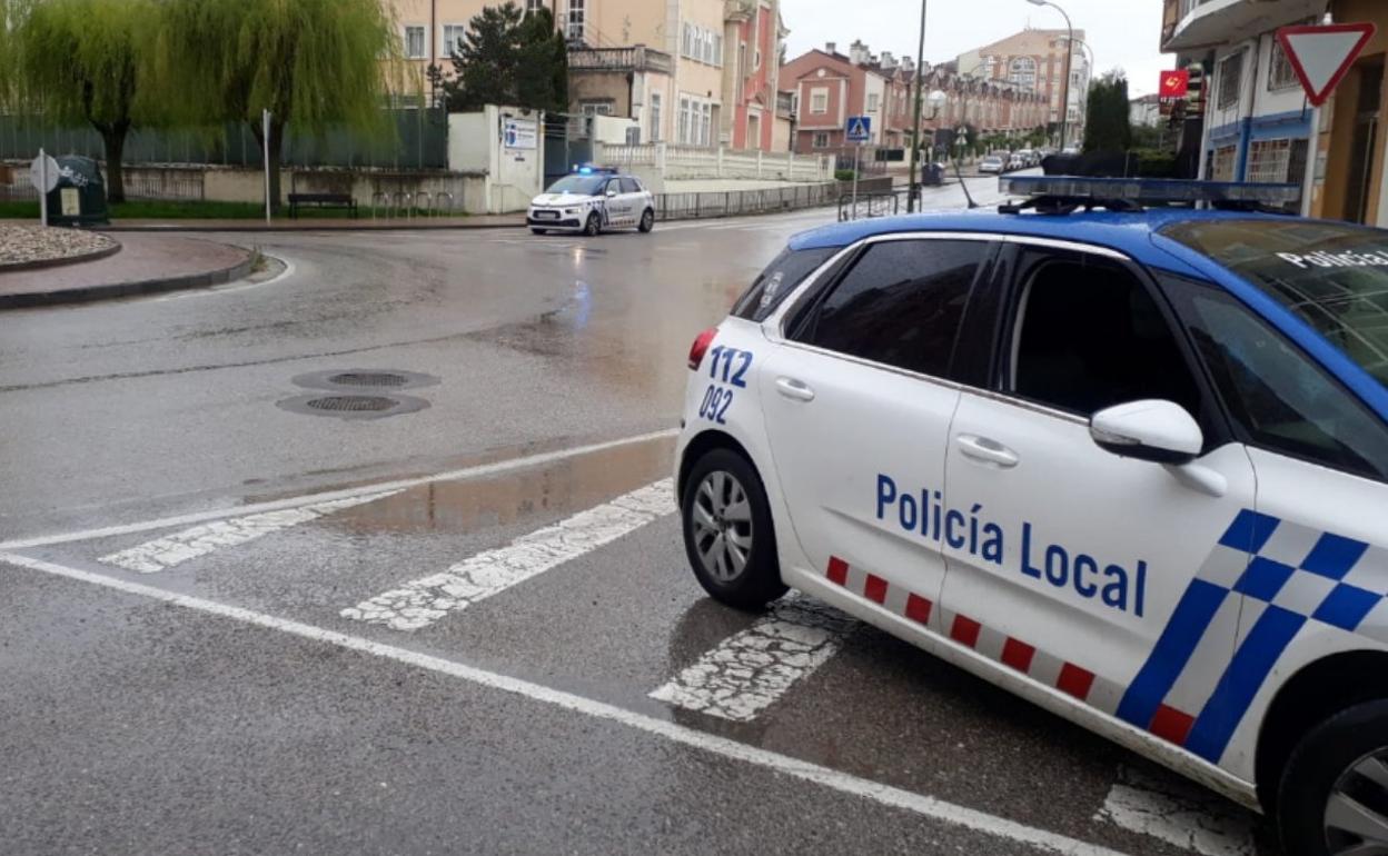 La Policía Local de Burgos durante uno de sus controles durante el estado de alarma. 