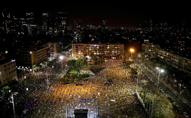 Manifestanción contra Netanyahu en Tel Aviv, donde los asistentes respetaron la distancia de seguridad.