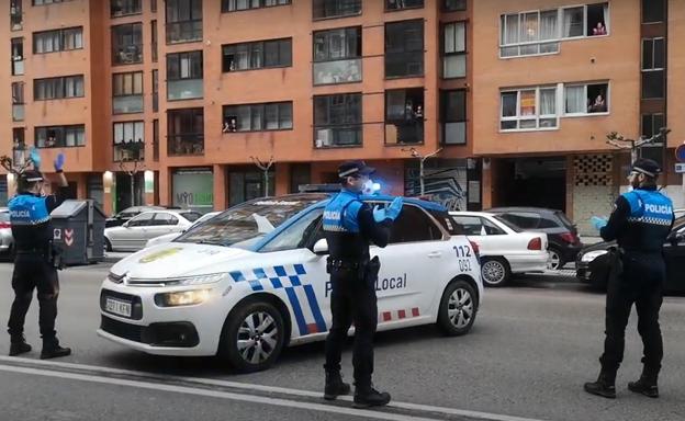 La Policía Local de Burgos y Diego Galaz para acercar la labor de los agentes a sus «héroes», los burgaleses