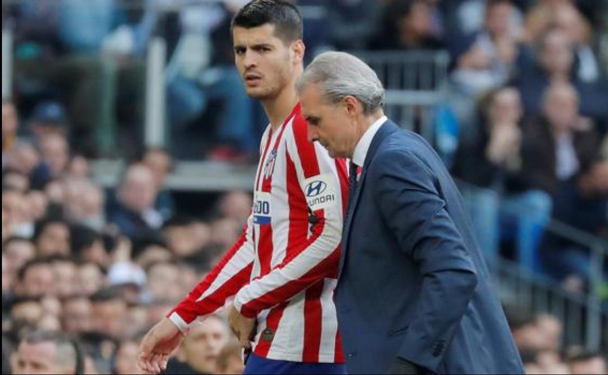 El doctor Óscar Celada, facultativo del Atlético y de la selección española, acompaña a Álvaro Morata. 