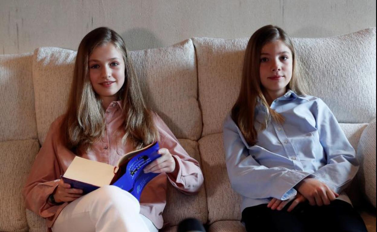 La princesa Leonor y su hermana, la infanta Sofía, durante la lectura.