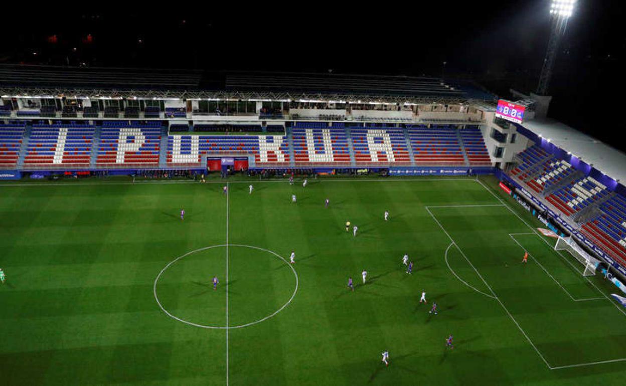 Imagen aérea del último partido jugado a puerta cerrada en Ipurua. 