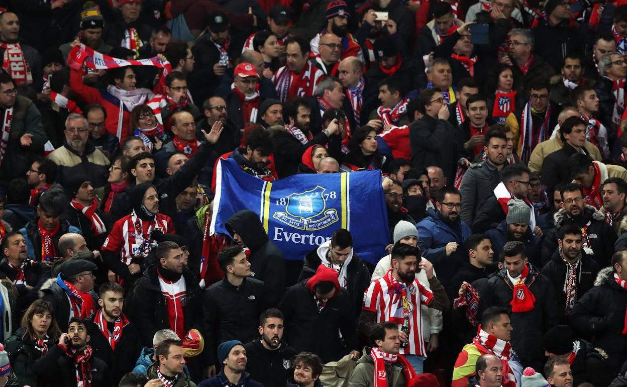 Seguidores del Atlético en las gradas de Anfield. 