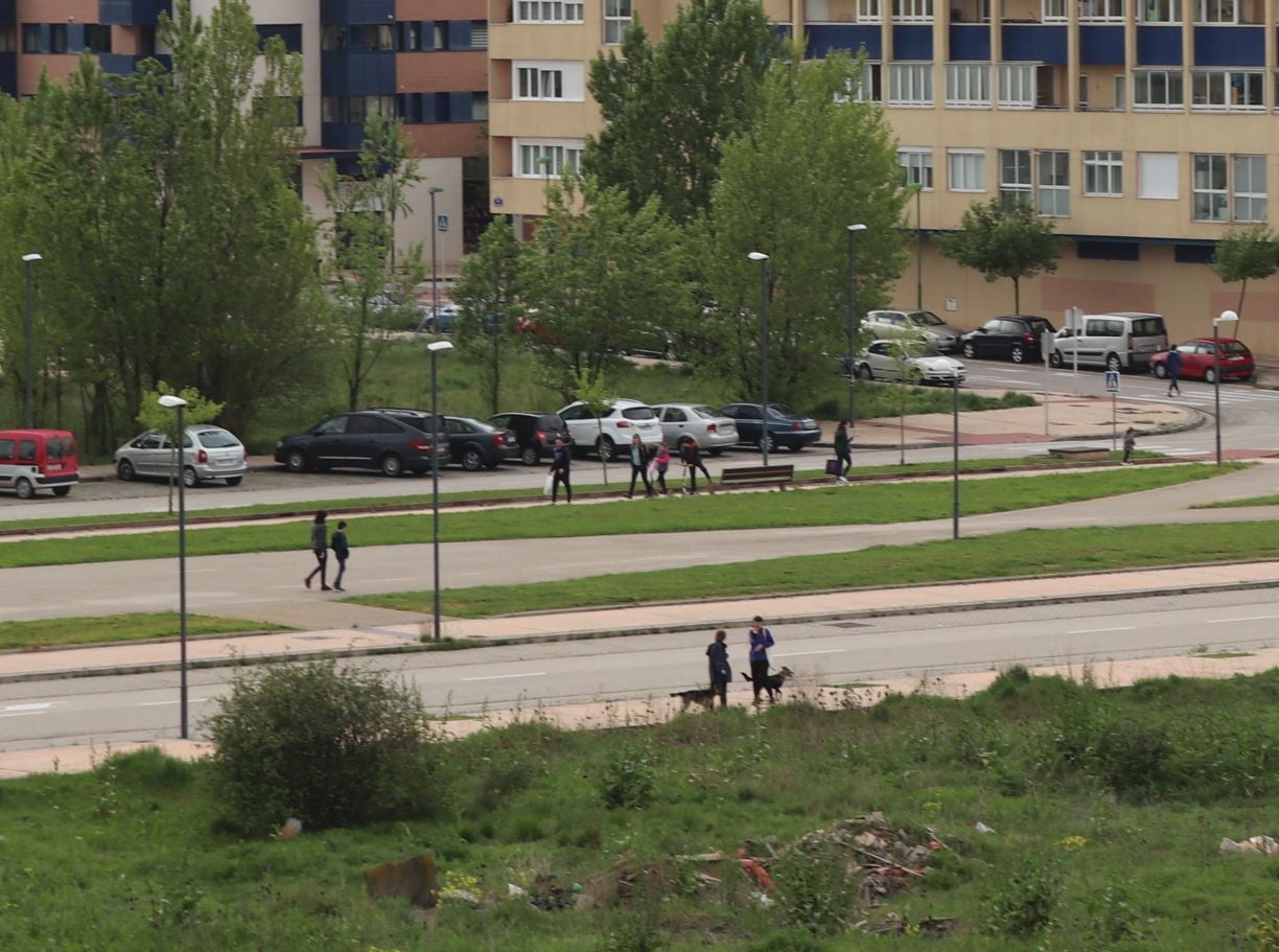 Un niño corre con su padre en Aranda de Duero. 