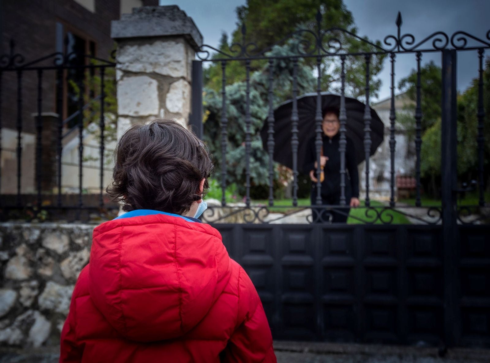 Un niño corre con su padre en Aranda de Duero. 