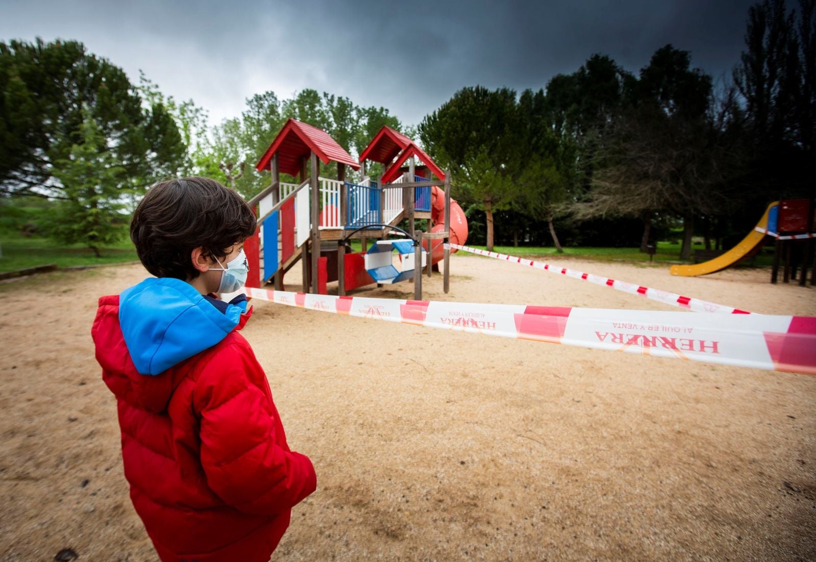 Un niño corre con su padre en Aranda de Duero. 