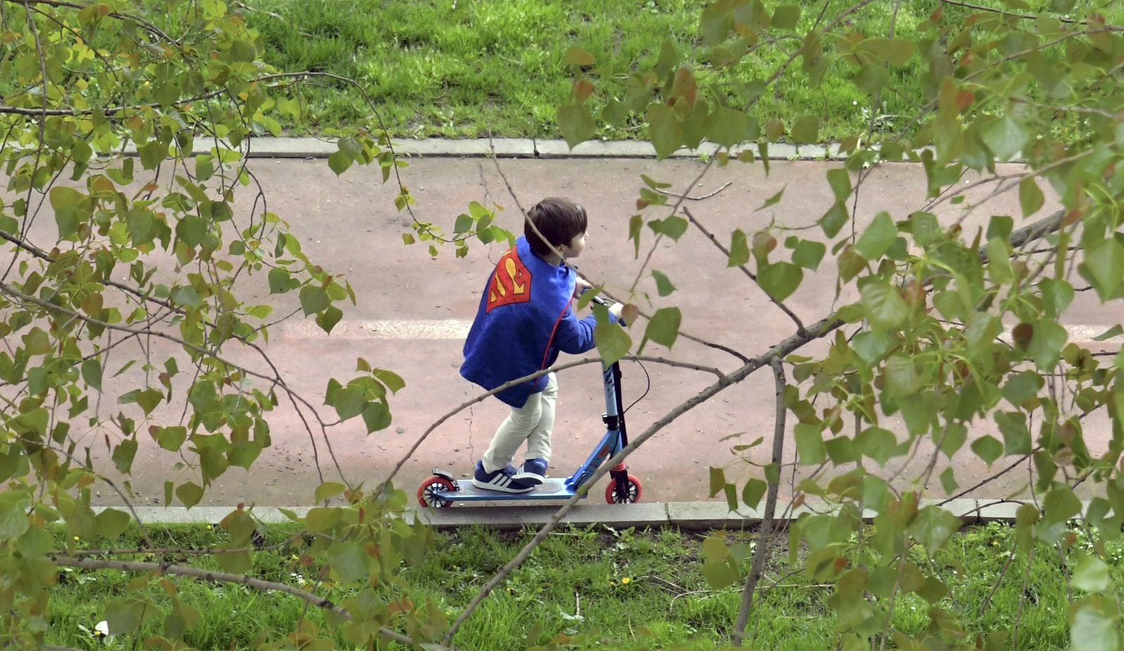 Un niño corre con su padre en Aranda de Duero. 