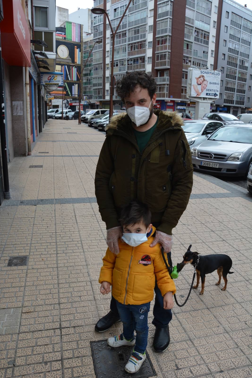 Un niño corre con su padre en Aranda de Duero. 