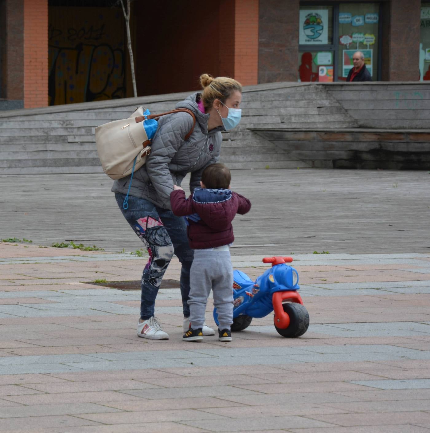 Un niño corre con su padre en Aranda de Duero. 