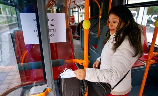 Reparto mascarillas en Burgos. 