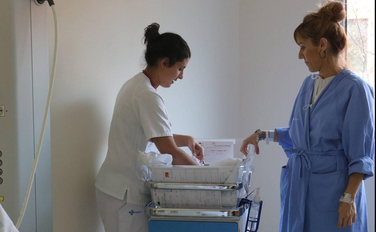 Una madre junto a su hijo recién nacido en un hospital. 