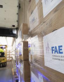 Imagen secundaria 2 - FAE entrega en el HUBU el primer material de protección sanitaria adquirido gracias a su campaña #NosNecesitanATodos