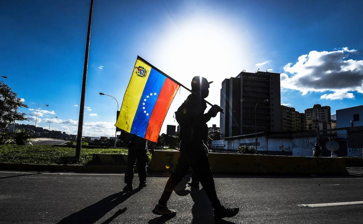 Un venezolano, con la vbandera de su país.