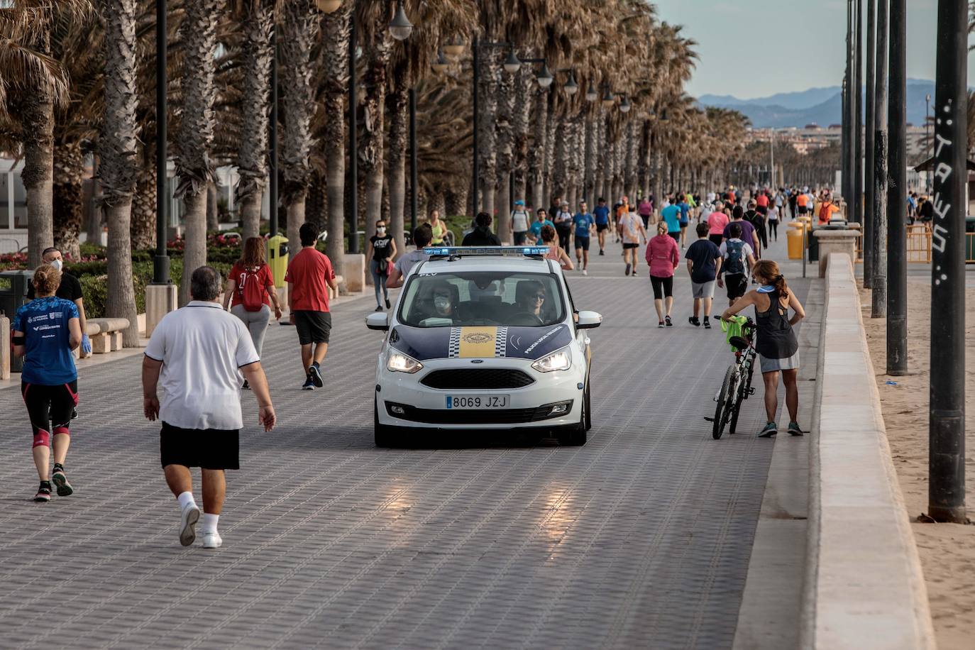 El paseo marítimo de Valencia lleno de gente practicando deporte.