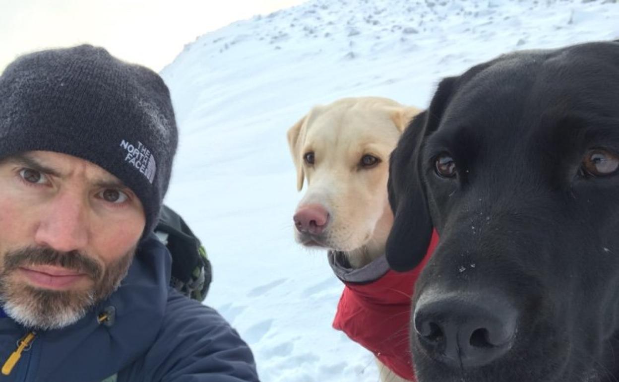 Andrew Cotter, popular narrador de la BBC, con sus mascotas.