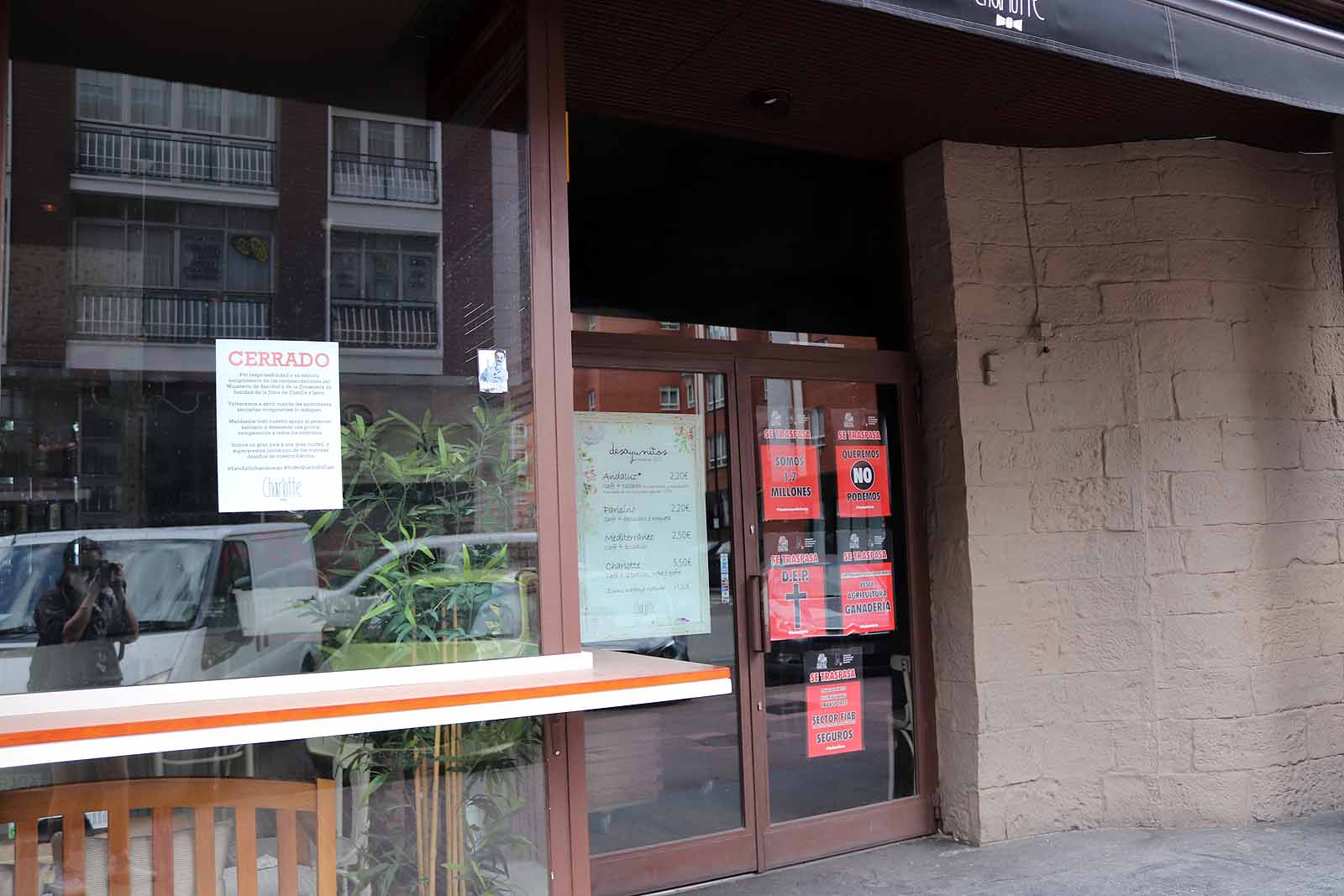 Fotos: La hostelería continúa con la persiana bajada