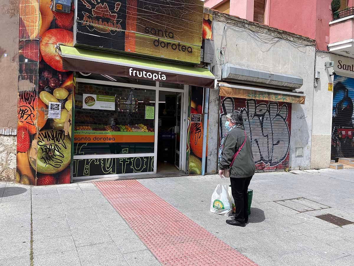 Desescalada Fotos: Un martes soleado en Burgos para pasear y salir a comprar