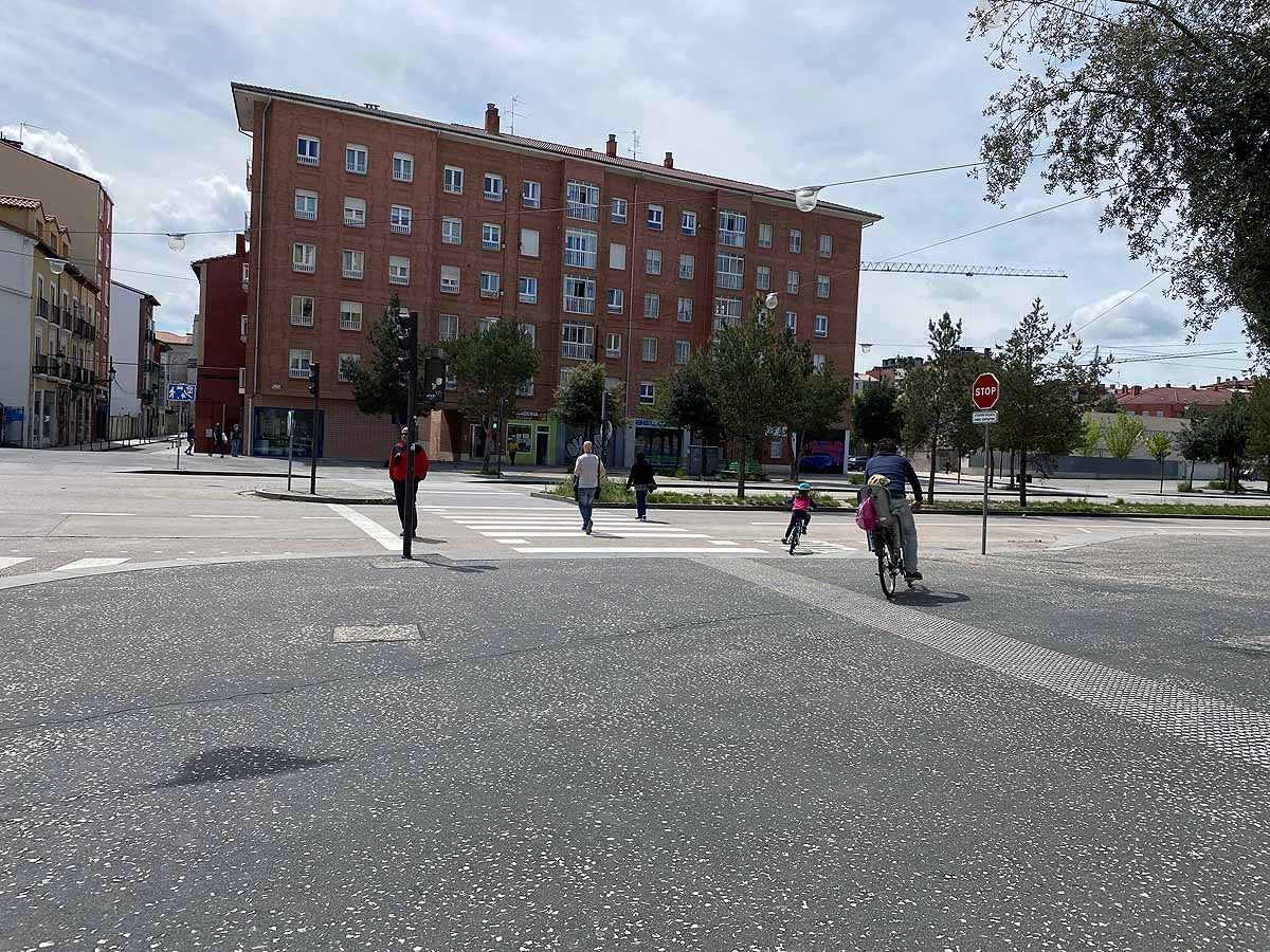 Desescalada Fotos: Un martes soleado en Burgos para pasear y salir a comprar