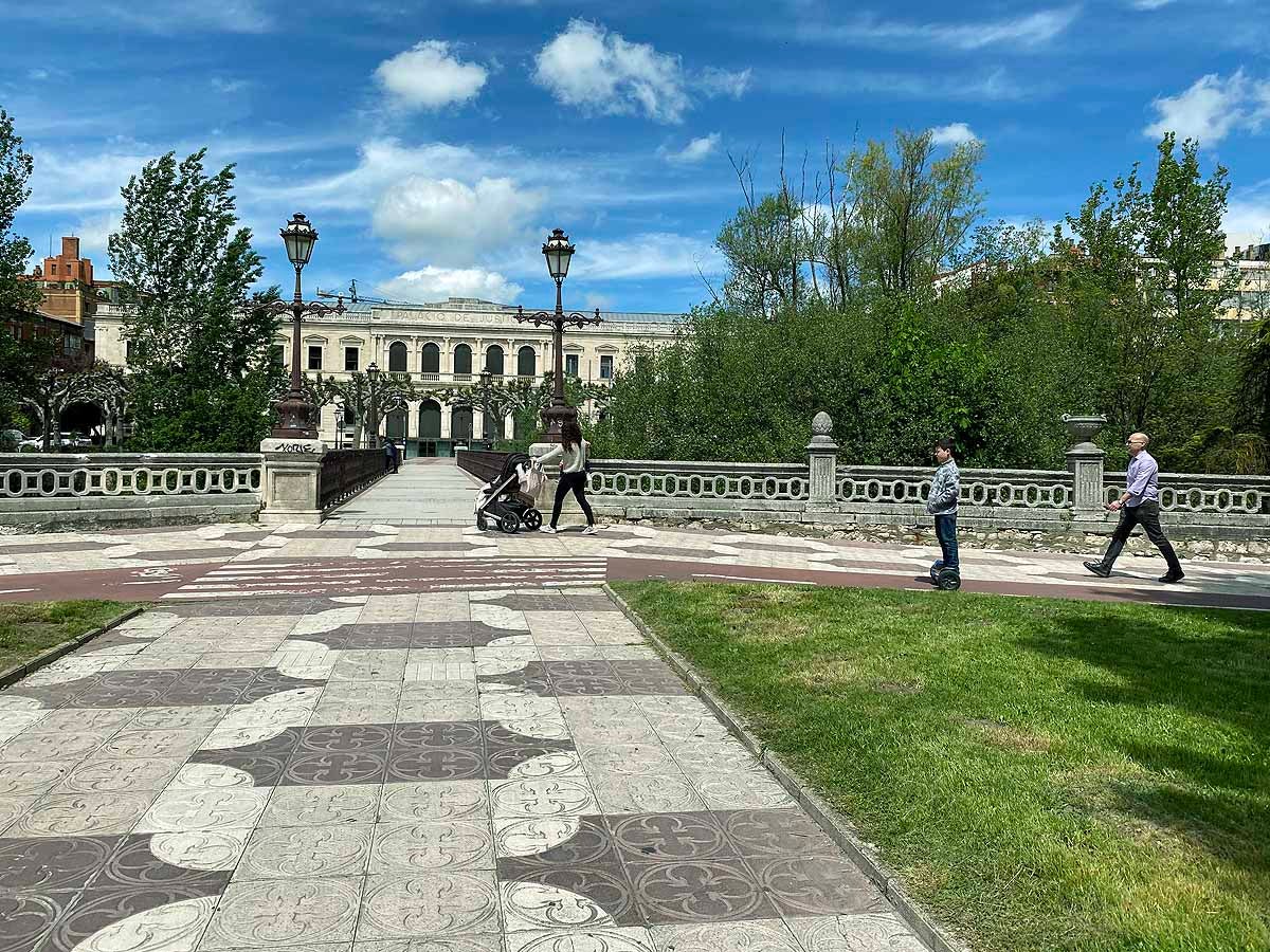 Desescalada Fotos: Un martes soleado en Burgos para pasear y salir a comprar