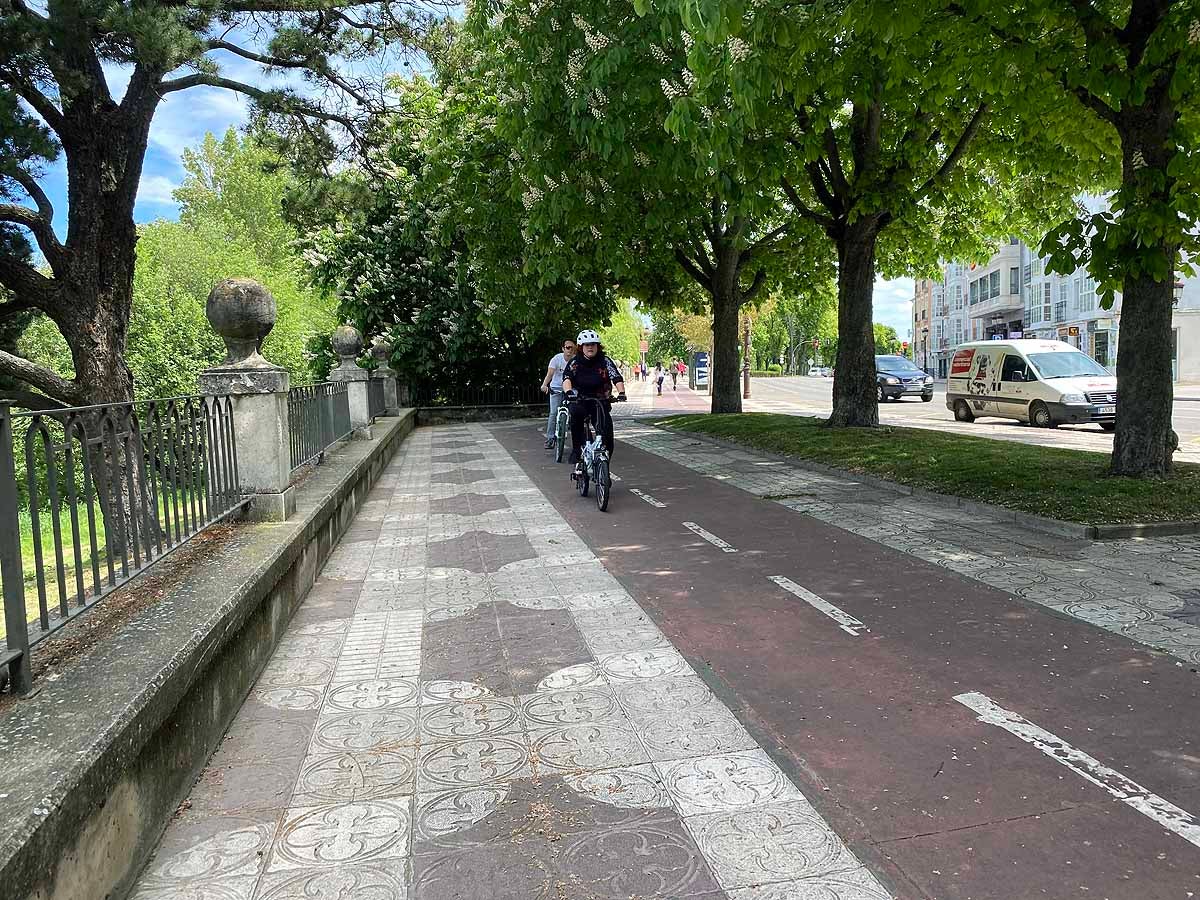 Desescalada Fotos: Un martes soleado en Burgos para pasear y salir a comprar