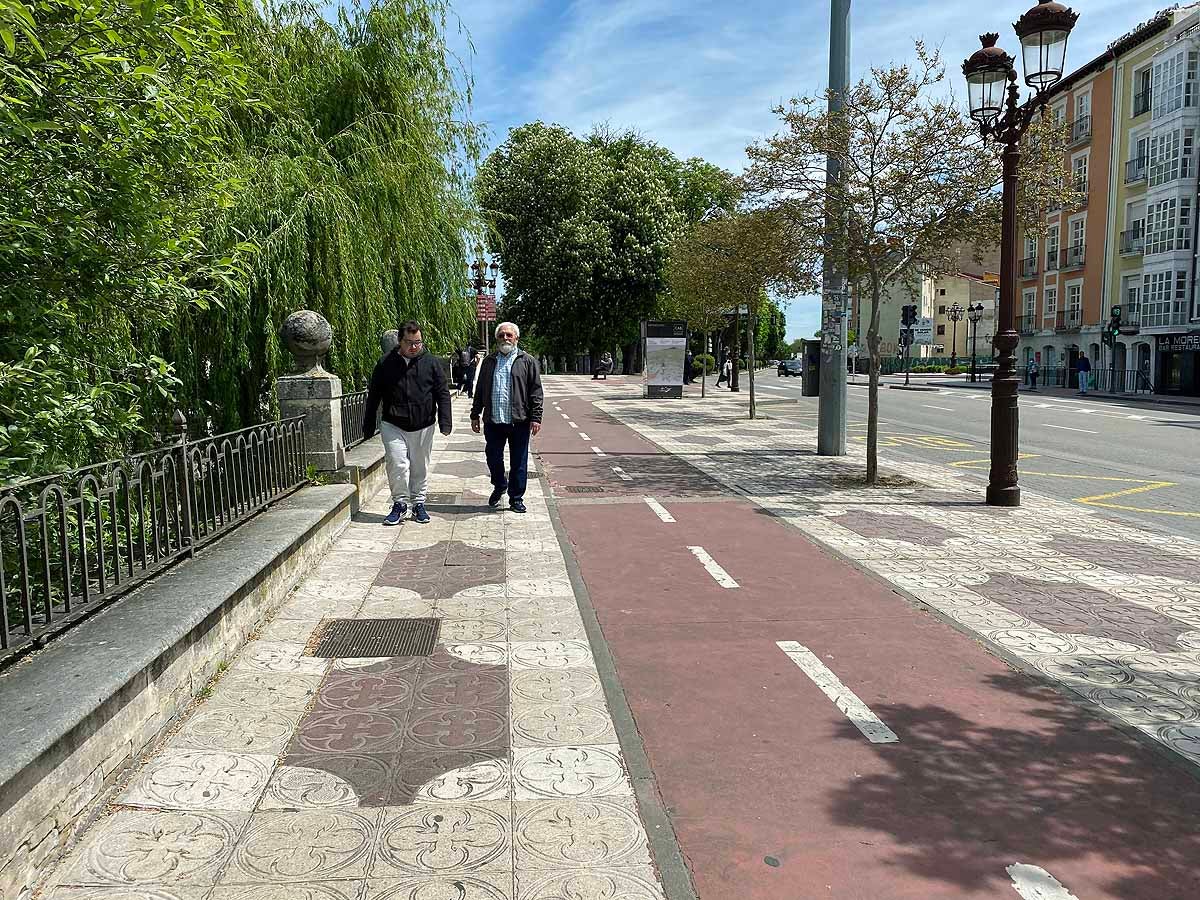 Desescalada Fotos: Un martes soleado en Burgos para pasear y salir a comprar