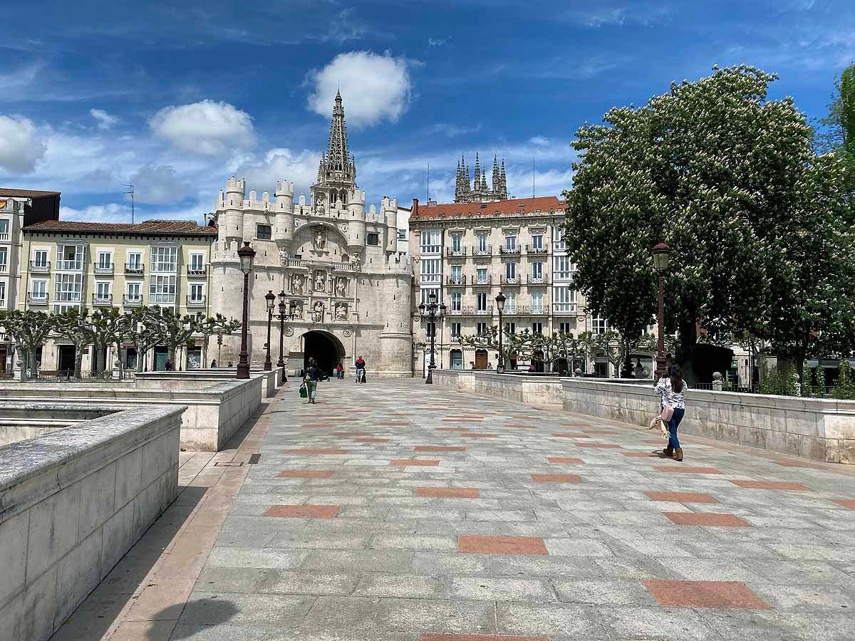 Desescalada Fotos: Un martes soleado en Burgos para pasear y salir a comprar