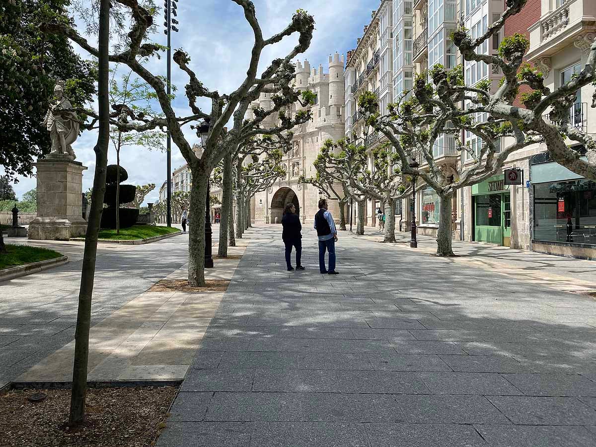 Desescalada Fotos: Un martes soleado en Burgos para pasear y salir a comprar