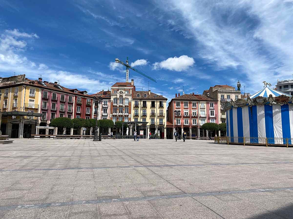 Desescalada Fotos: Un martes soleado en Burgos para pasear y salir a comprar