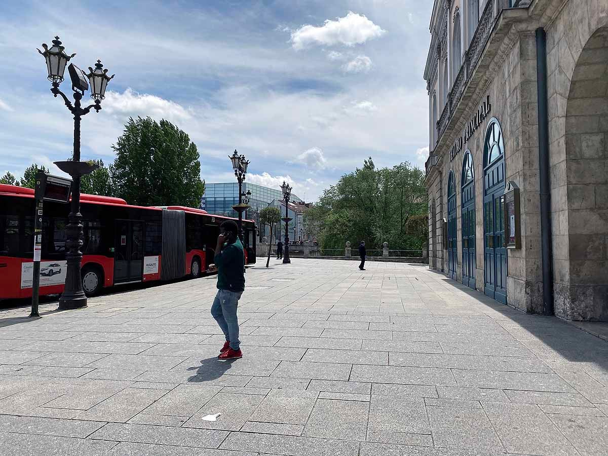 Desescalada Fotos: Un martes soleado en Burgos para pasear y salir a comprar