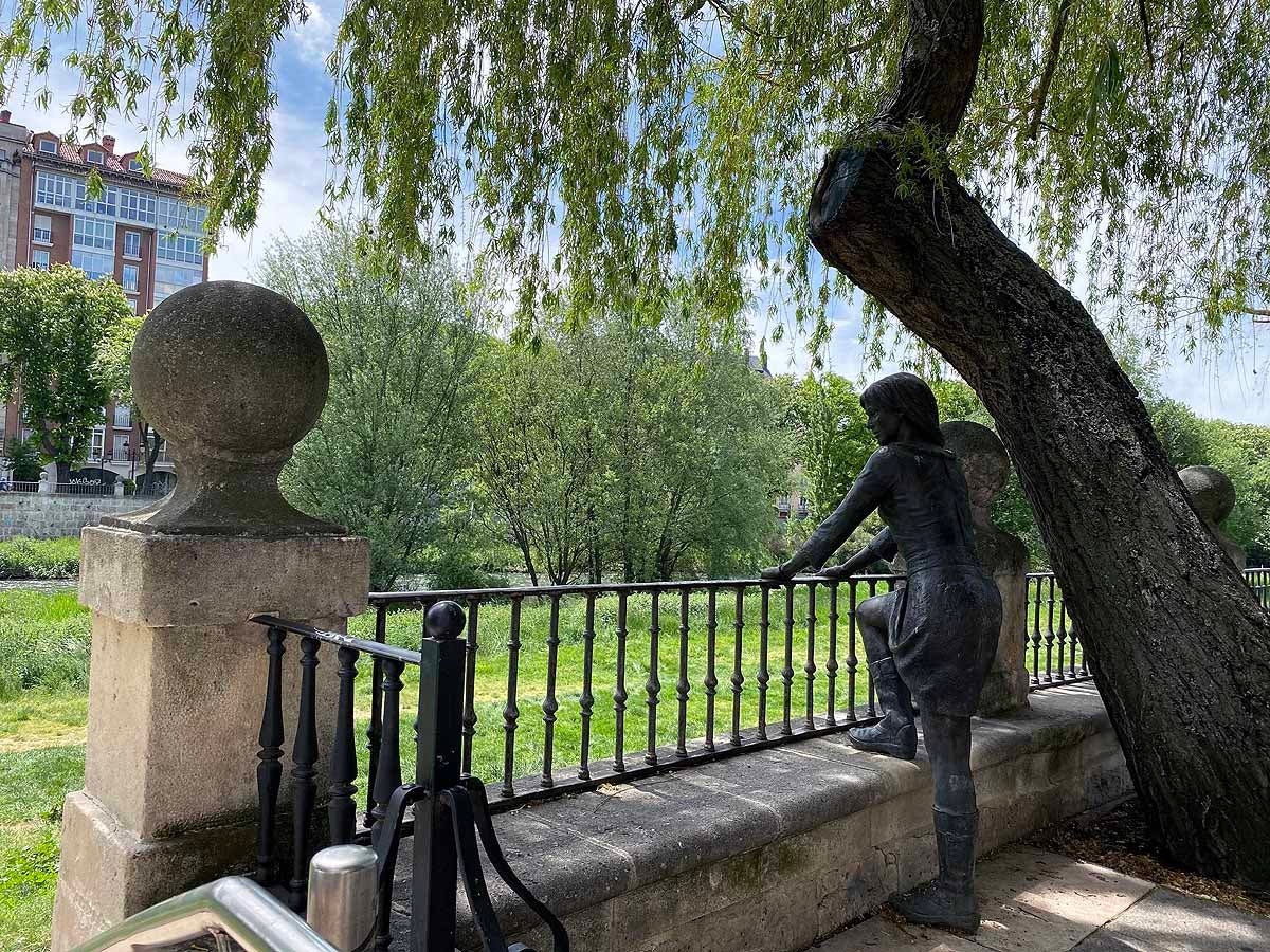 Desescalada Fotos: Un martes soleado en Burgos para pasear y salir a comprar