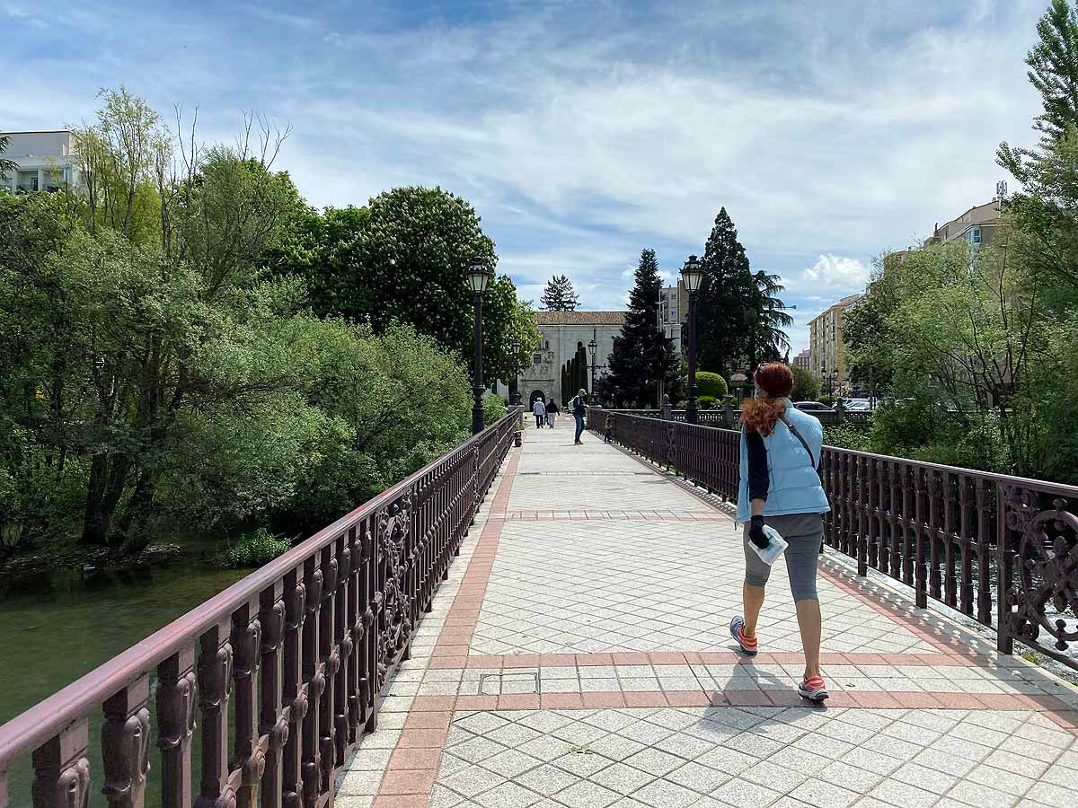 Desescalada Fotos: Un martes soleado en Burgos para pasear y salir a comprar