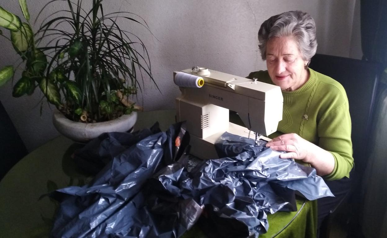 Elena Palacios realizando una de las batas de protección para el centro de salud de Huerta de Rey. 