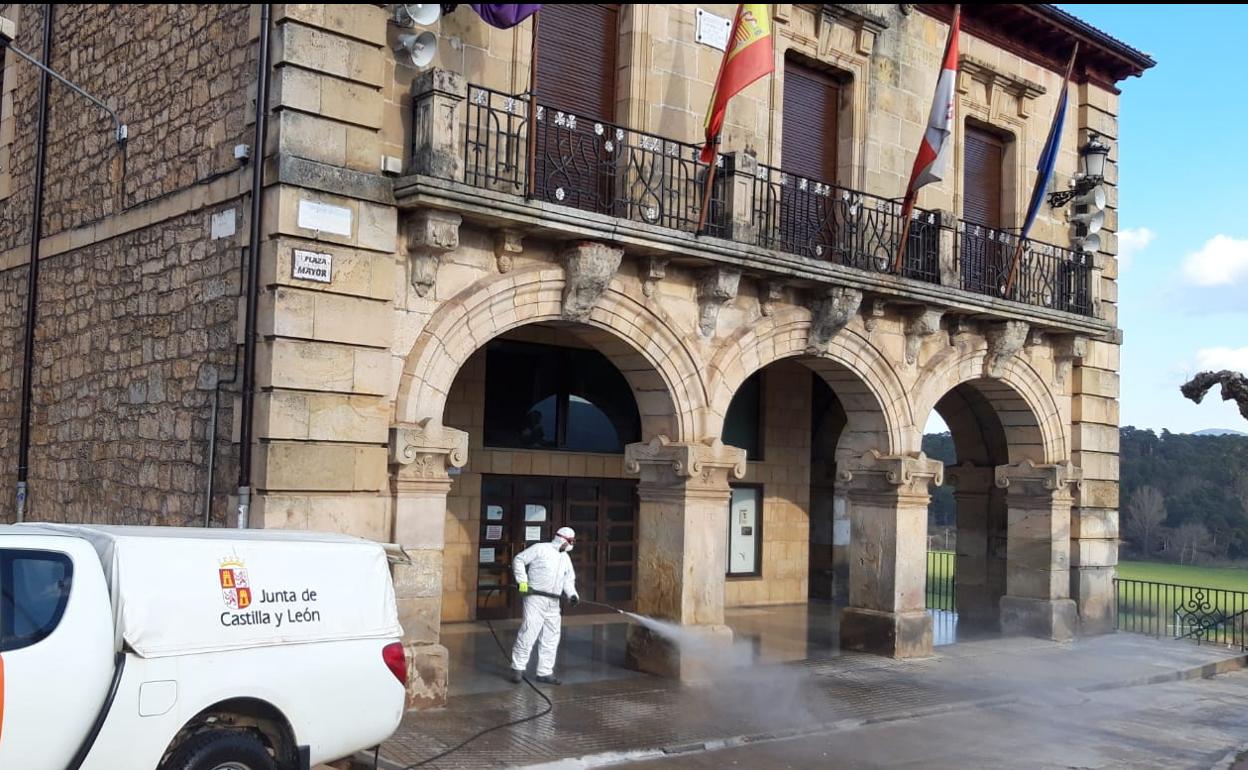 Las labores de desinfección en los pueblos se han estado haciendo con ayuda de la Junta y de la Diputación