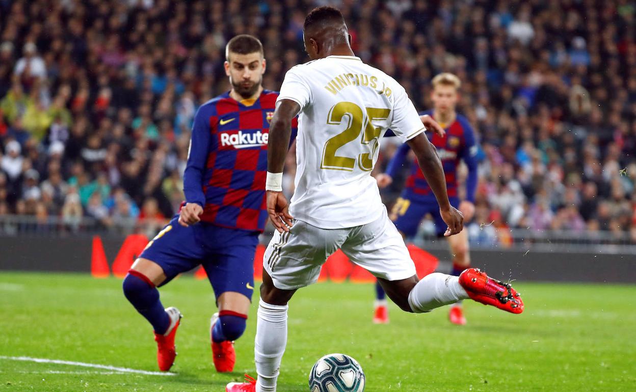 Vinicius remata a puerta en el último clásico. 