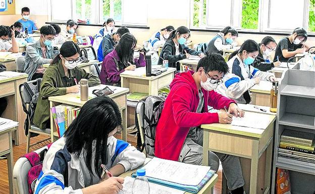 Los alumnos siguen las clases con mascarilla.