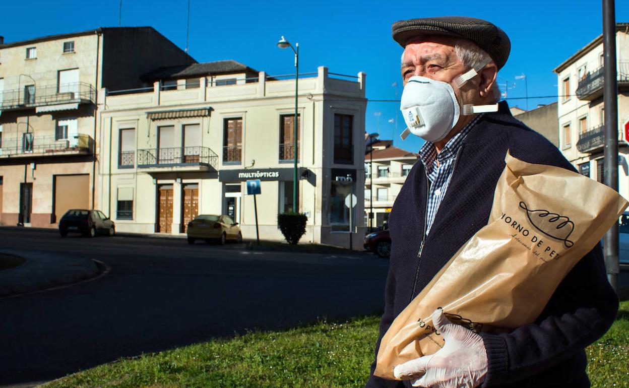 Imagen de archivo de un hombre protegido con mascarilla en un pueblo de Castilla y León. 