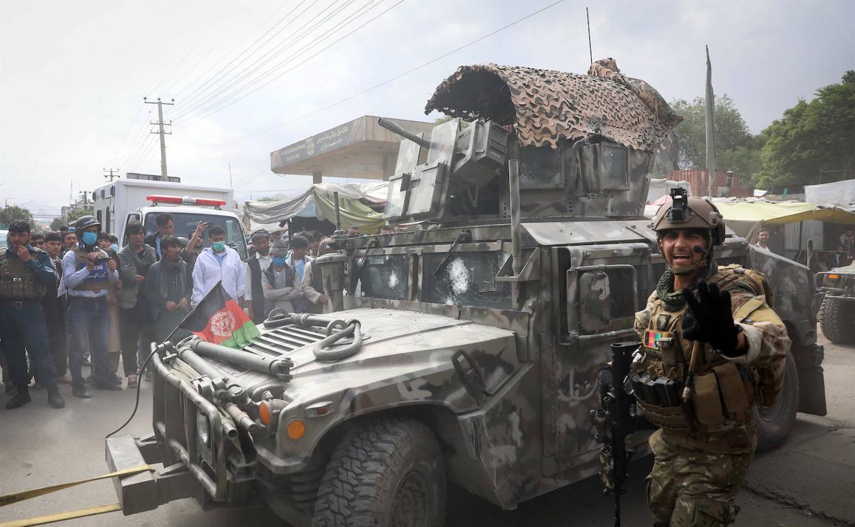 Las fuerzas de seguridad acordonan la maternidad de Kabul atacada por los talibanes.