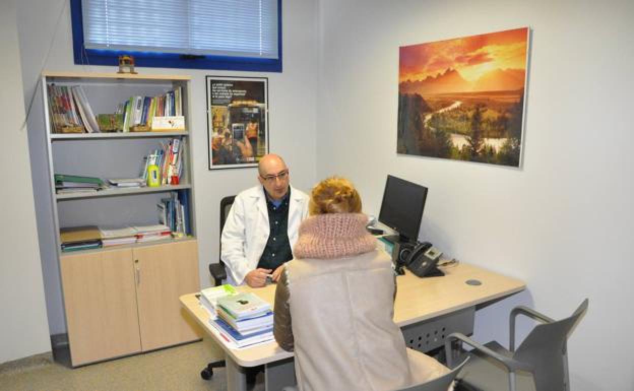 El coordinador, Carlos Domingo de la Torre, con una paciente.