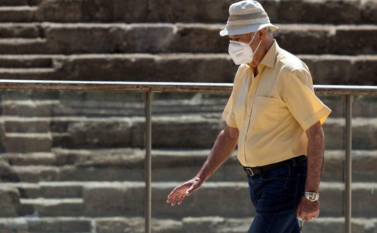 Hombre con mascarilla durante la pandemia de la covid-19.