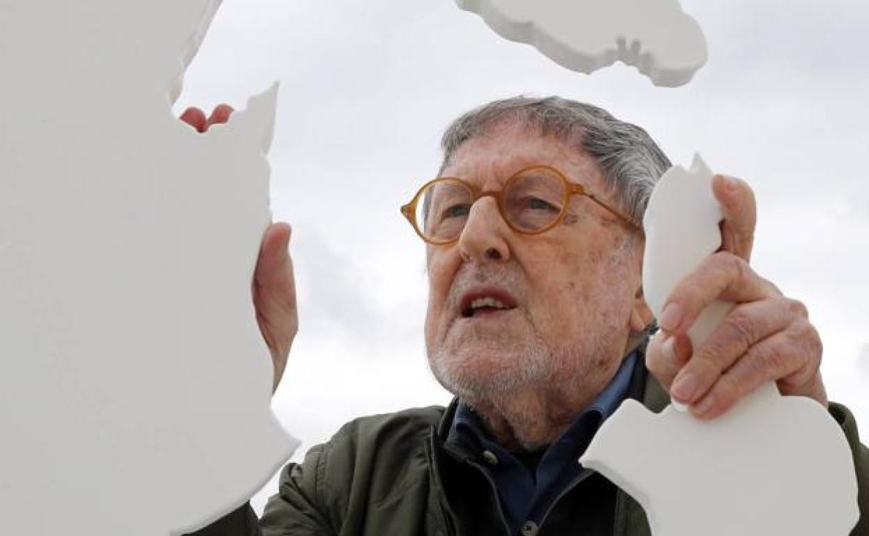 El artista valenciano, Juan Genovés, en su escultura 'Transbase' donada al Centro Niemeyer de Avilés. 