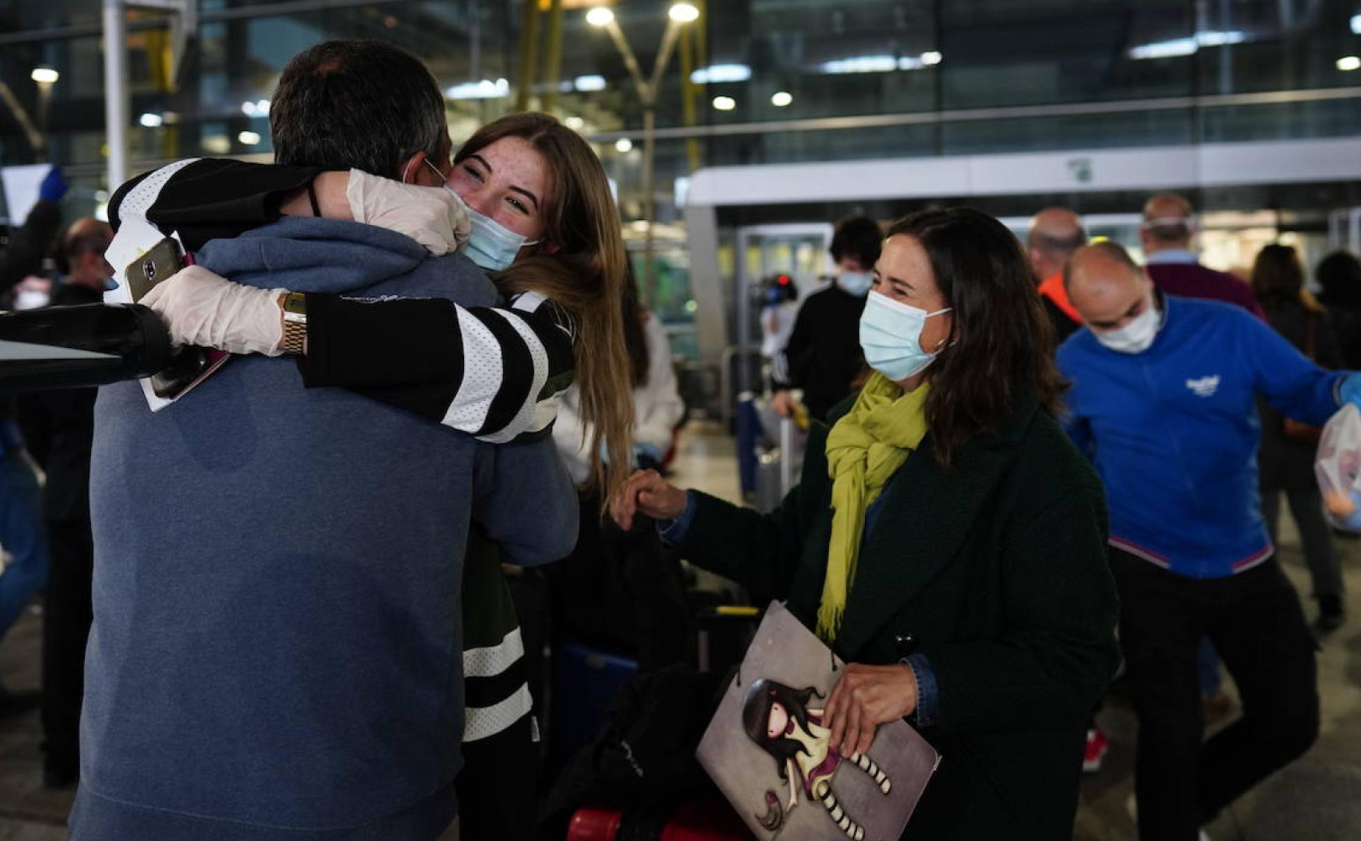 Los 208 pasajeros del primer vuelo fletado por el grupo de españoles varados en Irlanda llega, ayer, al aeropuerto de Barajas (Madrid). 