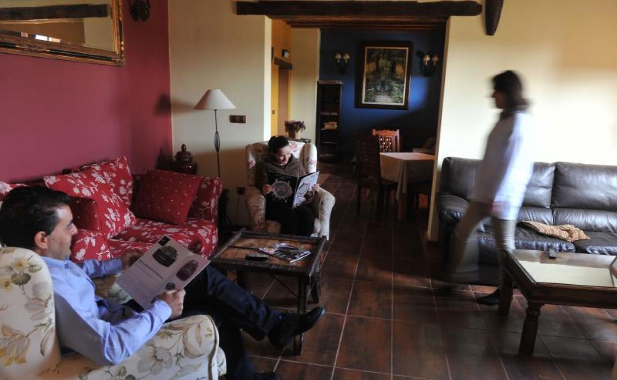 Un grupo de personas descansan durante una estancia en una casa rural de Tiedra. 