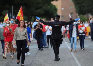 Imagen secundaria 1 - Las protestas contra la gestión del Gobierno se repiten en la sede del PSOE