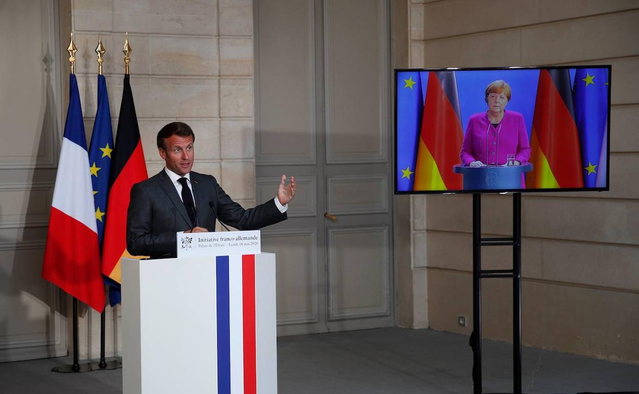 Macron y Merkel, este lunes durante la rueda de prensa conjunta.