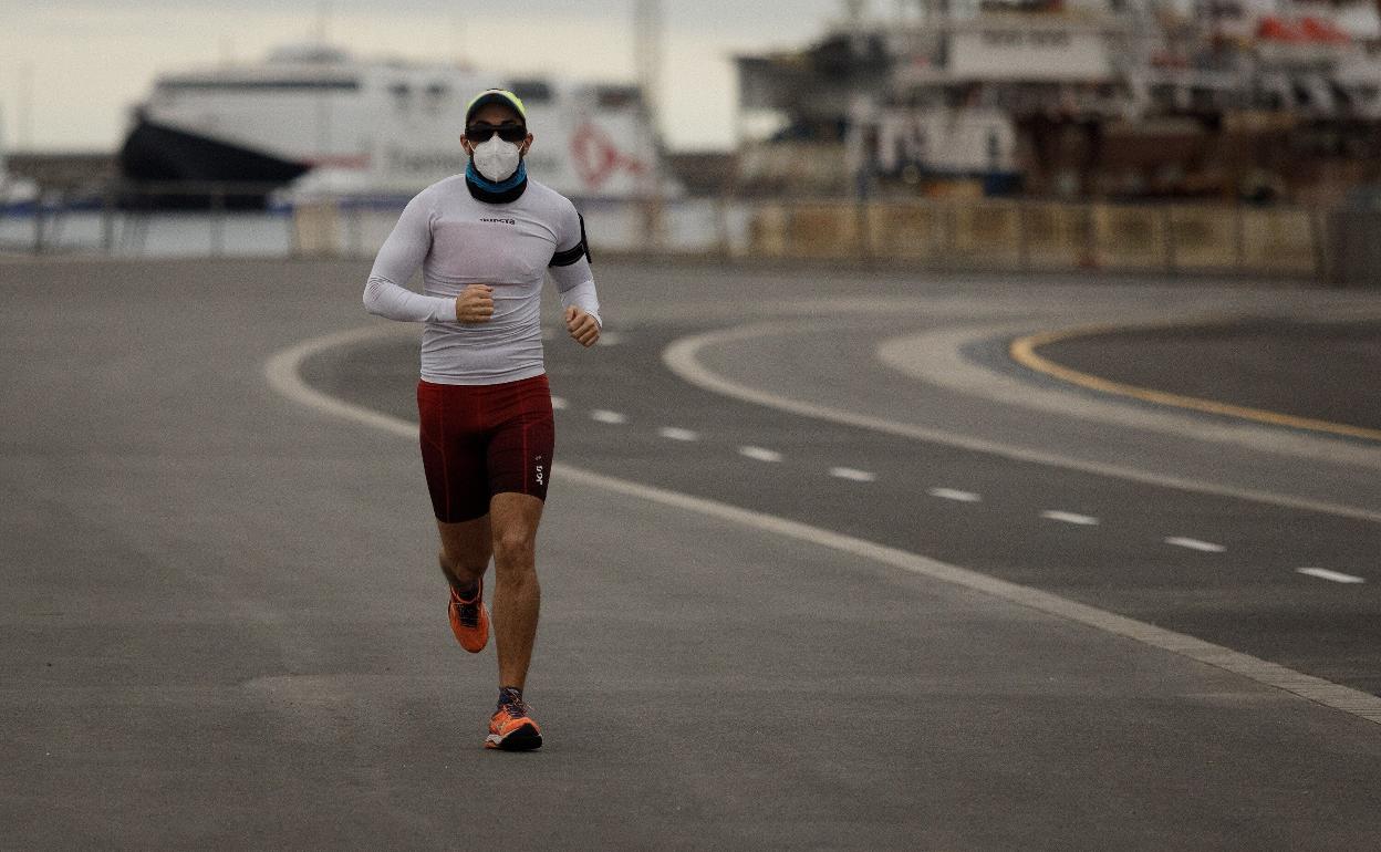 Un hombre corre con mascarilla en Santa Cruz de Tenerife.