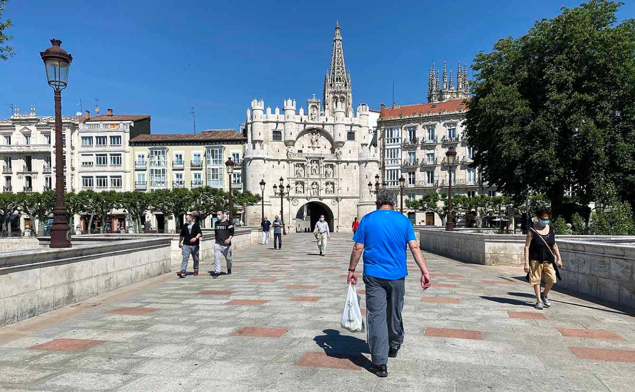 Coronavirus en Burgos: Los burgaleses disfrutan de un calor inusual en la capital