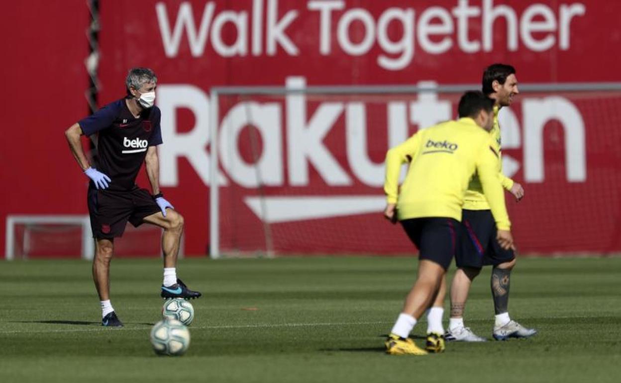 Quique Setién supervisa un entrenamiento del Barcelona. 