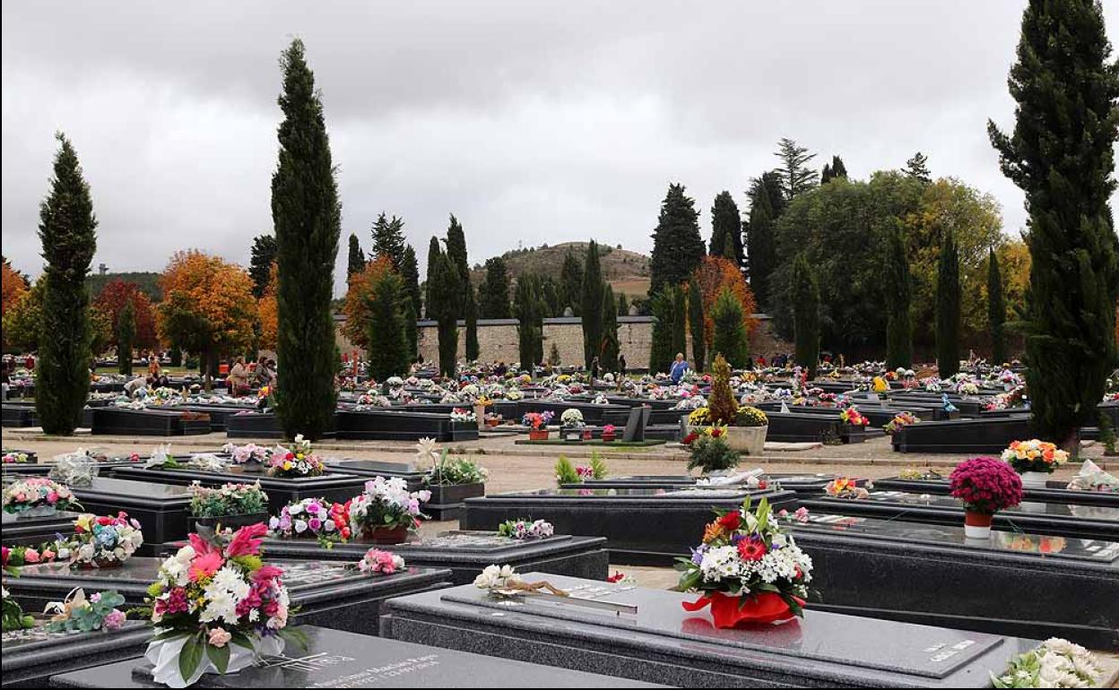 Imagen del Cementerio de San José en la festividad de Todos los Santos.